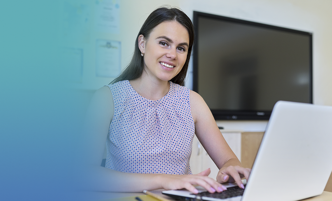 woman-working-on=laptop-smiling